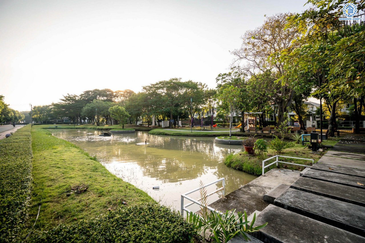 บ้านเดี่ยวมือสอง จากแบรนด์ LH โครงการ ชัยพฤกษ์ วัชรพล หลังใหญ่ เนื้อที่ 55.4 ตร.ว. ฟังก์ชัน 3 ห้องนอน 3 ห้องน้ำ จอดรถได้ 2 คัน พร้อม Facilities ครบครัน บนทำเลเดินทางสะดวก ติดถนนสุขาภิบาล5 เชื่อมต่อหลายเส้นทาง ใกล้ทางด่วน "ฉลองรัช" และรถไฟฟ้าสายสีเขียว "สถานีสายหยุด"